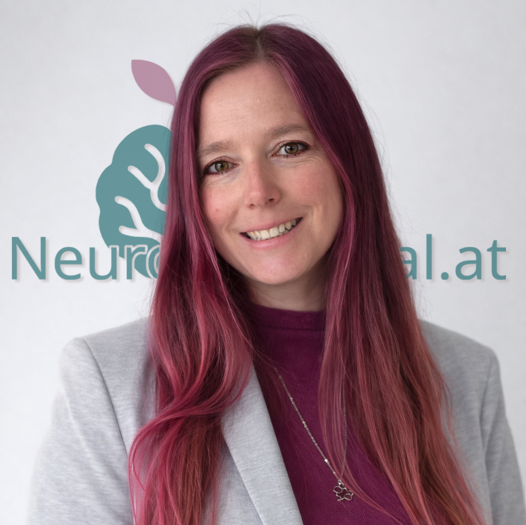 Porträtfoto der Betreiberin von NeuroPotenzial mit Logo
